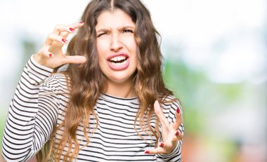 Çizgili süveter öfke ile sinirli bağırarak giyen genç güzel kadın eller boğazlamak istiyor deli bağırıyor