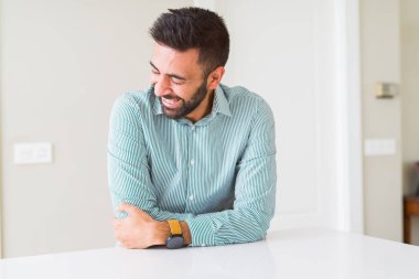 Yakışıklı adam, büyük bir gülümseme ile yüz gösteren neşeli gülümseyen