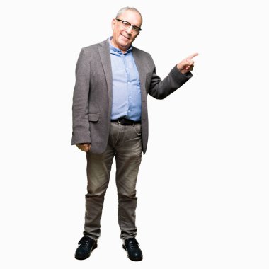 Yüzünde, kocaman bir gülümseme ile gözlük takan yakışıklı üst düzey businesss adam kameraya bakarak yan el ve parmak ile işaret.