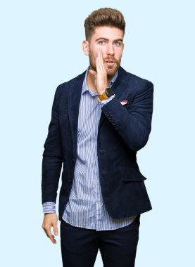 Genç yakışıklı bussines adam elini ağzına kötü amaçlı konuşma konuşma fısıldayan gizli söylenti söylüyor