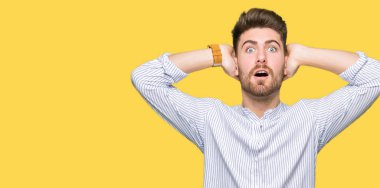 Genç yakışıklı adam deli ve korkmuş elle kafasına, korkmuş ve şaşırmış şok açık ağız ile