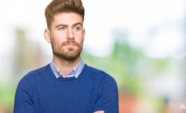 Genç yakışıklı bussines adam görünümlü yan ve dik dik bakma uzağa düşünce gülümseyen.