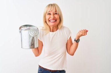 Su tutan orta yaş bahçıvan kadın izole beyaz arka plan üzerinde gururla çığlık ve zafer ve başarı çok heyecanlı, duygu tezahürat kutluyor ayakta olabilir