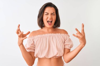Genç güzel kadın rahat t-shirt izole beyaz arka plan üzerinde ayakta giyen deli ve silah kaldırdı ve kapalı gözleri heyecan çığlık ile başarı için deli kutluyor. Kazanan kavramı