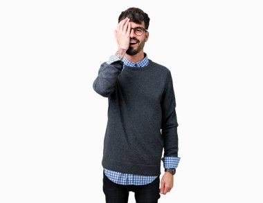 Genç yakışıklı bir göz ile yüz ve sürpriz duygu kendinden emin gülümseme ile el kapsayan izole arka plan üzerinde gözlük takan adam akıllı.