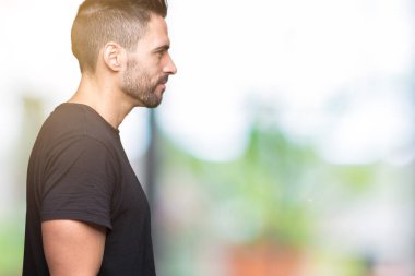 Yakışıklı delikanlı izole arka tarafına, seyir üzerinde dinlenmek doğal yüz emin gülümseme ile pozuyla profili.