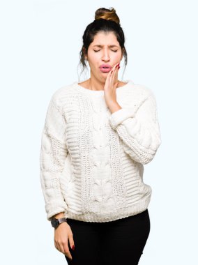 Diş ağrısı veya dişlerde dişlerle ilgili hastalık nedeniyle ağız acı ifadesi ile el ile dokunmak kış kazak giyen genç güzel kadın. Diş hekimi kavramı.