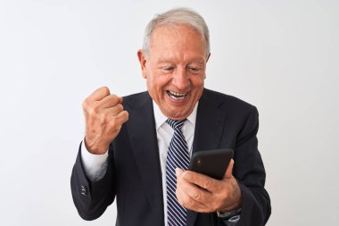 Üst düzey gri saçlı işadamı izole beyaz arka plan üzerinde duran akıllı telefon kullanarak gurur çığlık ve zafer ve başarı çok heyecanlı kutluyor, duygu tezahürat