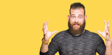 Casual kazak çılgın ve kızgın bağırarak ve agresif ifade ve silah kaldırdı bağırmaya giyen genç sarışın adam. Hayal kırıklığı kavramı.