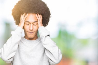 Çünkü baş baş ağrısı için üzerinde el ile sportif sweatshirt giyen afro saçlı genç Afro-Amerikan adam stres. Migren muzdarip.
