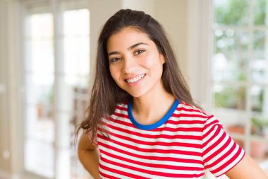 Güzel esmer kadın neşeli, mutlu ve POS görünümlü gülümseyen