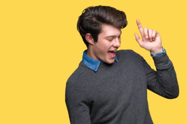 Genç yakışıklı zarif adam üzerinde izole arka plan dans mutlu ve neşeli, gülümseyen hareketli Casual ve emin müzik dinlerken