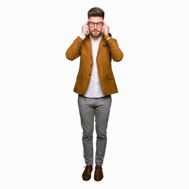 Çünkü baş baş ağrısı için üzerinde el ile gözlük takan genç yakışıklı iş adamı stres. Migren muzdarip.