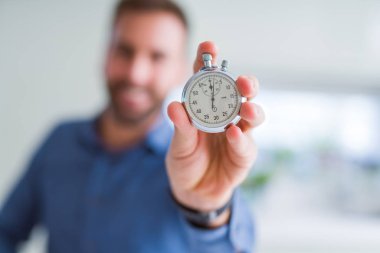 Yakışıklı adam gösteren kronometre 