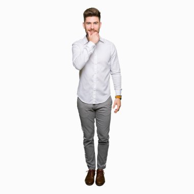 Genç yakışıklı iş adamı emin çapraz kollar ve çeneme kaldırdı el ile gülümseme ile kameraya bakıyor. Pozitif düşünce.