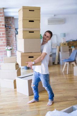 Adam yeni daireye taşınıyor.