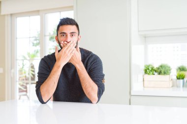 Evde rahat kazak giyen İspanyol yakışıklı kapsayan ağız elle hata için şok. Gizli kavramı.