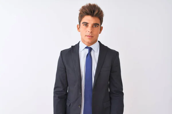 Junger Gutaussehender Geschäftsmann Anzug Der Entspannt Vor Isoliertem Weißen Hintergrund — Stockfoto
