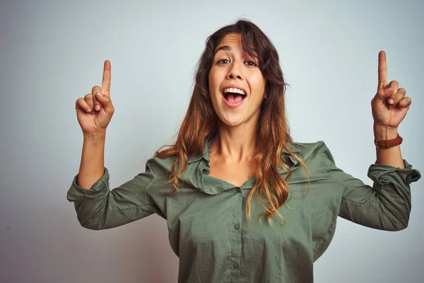 Jovem Mulher Bonita Vestindo Camisa Verde Sobre Fundo Isolado Cinza — Fotografia de Stock