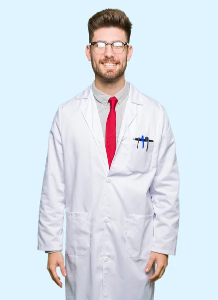 年轻英俊的科学家戴着眼镜 脸上带着快乐和冷静的笑容 幸运的人 — 图库照片