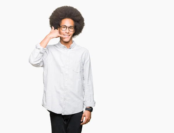 Mladý Americký Muž Afro Vlasy Nosí Brýle Úsměvem Dělá Telefon — Stock fotografie
