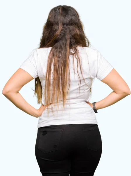 Junge Schöne Frau Lässigem Weißen Shirt Rückwärts Stehend Und Mit — Stockfoto