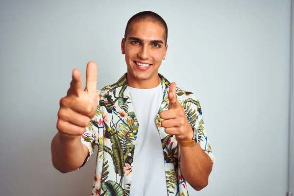 Jeune Homme Beau Vacances Portant Chemise Hawaïenne Sur Fond Blanc — Photo