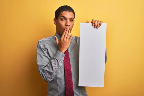 Junger Gutaussehender Arabischer Geschäftsmann Mit Banner Vor Isoliertem Gelbem Hintergrund — Stockfoto