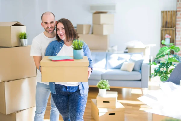 Jong Paar Verhuizen Naar Een Nieuw Huis Glimlachend Happy Holding — Stockfoto