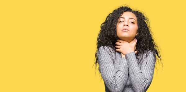 Menina Bonita Nova Com Cabelo Encaracolado Gritando Sufocar Porque Estrangulamento — Fotografia de Stock