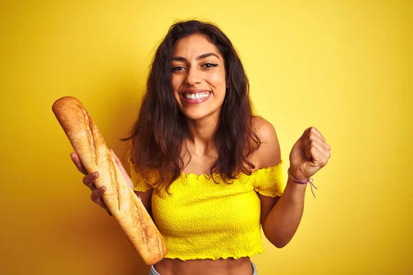 Νέα Όμορφη Γυναίκα Φούρναρη Κρατώντας Ψωμί Στέκεται Πάνω Από Απομονωμένο — Φωτογραφία Αρχείου