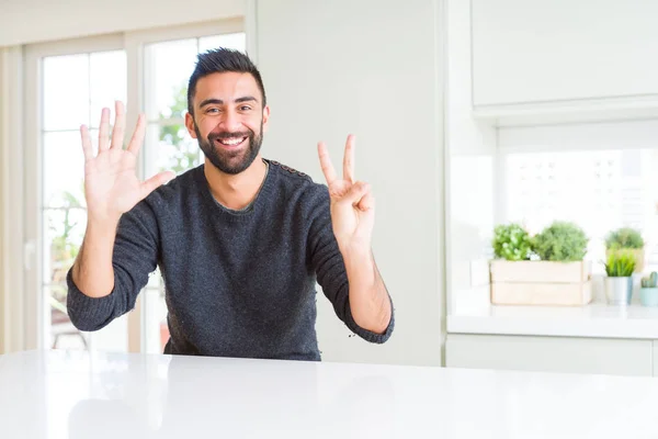 Hombre Hispano Guapo Usando Suéter Casual Casa Mostrando Apuntando Hacia — Foto de Stock