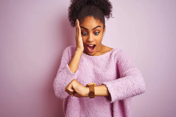 Mujer Afroamericana Joven Vistiendo Suéter Invierno Pie Sobre Fondo Rosa —  Fotos de Stock