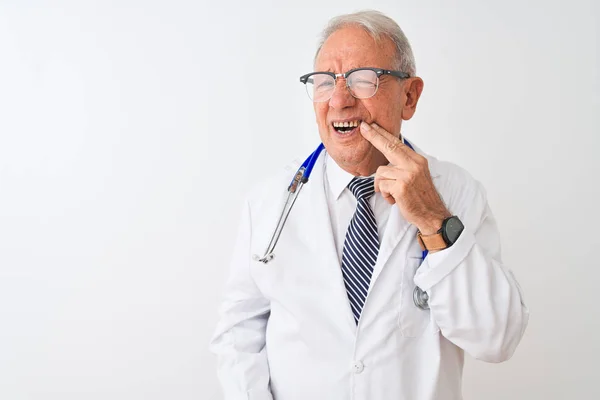 歯痛や歯の病気のために痛みを伴う表情で手を触れ 孤立した白い背景の上に立つ聴診器を身に着けている先輩の灰色の医者の男性 歯科医の概念 — ストック写真