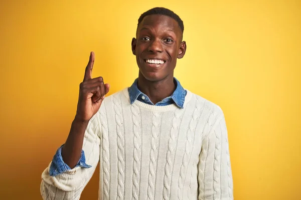 Африканский Американец Джинсовой Рубашке Белом Свитере Изолированном Жёлтом Фоне Указывает — стоковое фото