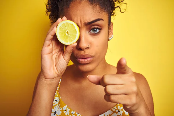 Jovem Afro Americana Segurando Fatia Limão Sobre Fundo Amarelo Isolado — Fotografia de Stock