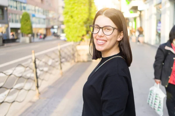 Belle Jeune Femme Brune Souriante Excitée Marchant Dans Les Rues — Photo