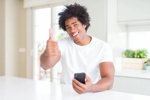 Afroamerický Muž Používající Smartphone Šťastný Velkým Úsměvem Dělá Dobře Nápis — Stock fotografie