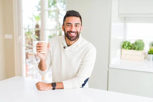 Hombre Hispano Guapo Bebiendo Café Una Taza Papel Con Una — Foto de Stock