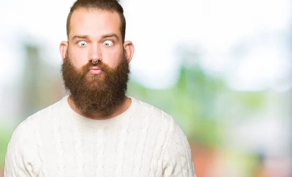 Homem Jovem Hipster Vestindo Suéter Inverno Fazendo Cara Peixe Com — Fotografia de Stock