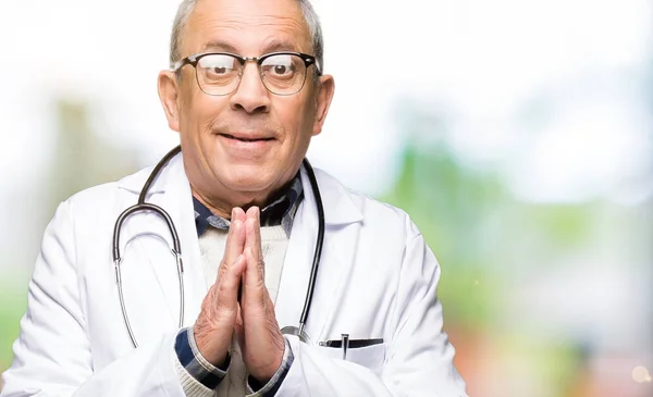 Guapo Médico Senior Hombre Con Abrigo Médico Rezando Con Las — Foto de Stock