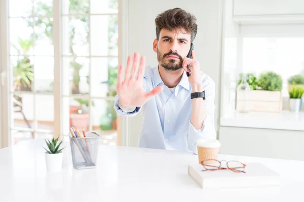 Νέος Επιχειρηματικός Άνθρωπος Μιλάει Smartphone Ανοιχτό Χέρι Κάνει Στοπ Σήμα — Φωτογραφία Αρχείου