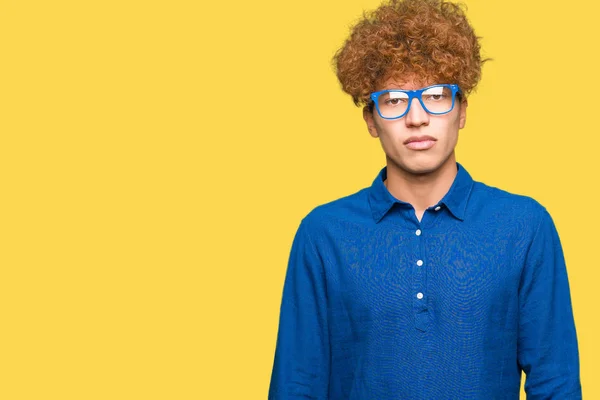 Joven Hombre Guapo Con Pelo Afro Con Gafas Azules Con — Foto de Stock