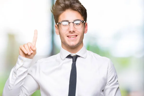 Giovane Uomo Affari Indossa Occhiali Sfondo Isolato Mostrando Indicando Con — Foto Stock