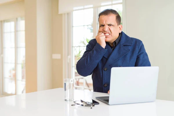Középkorú Üzletember Dolgozik Laptop Segítségével Látszó Stresszes Ideges Kézzel Száj — Stock Fotó