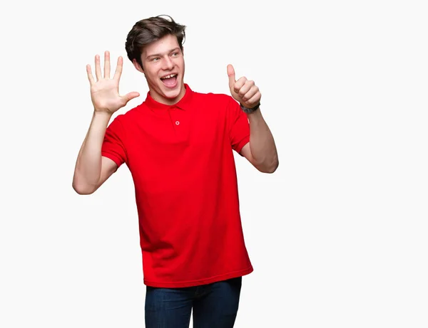 Jovem Homem Bonito Vestindo Camiseta Vermelha Sobre Fundo Isolado Mostrando — Fotografia de Stock