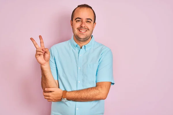 Jovem Vestindo Camisa Casual Azul Sobre Fundo Rosa Isolado Sorrindo — Fotografia de Stock