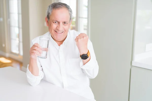 Hombre Mayor Guapo Bebiendo Vaso Agua Fresca Casa Gritando Orgulloso — Foto de Stock