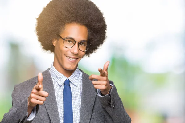 Unga Afroamerikanska Affärsman Med Afro Hår Glasögon Pekar Finger Till — Stockfoto