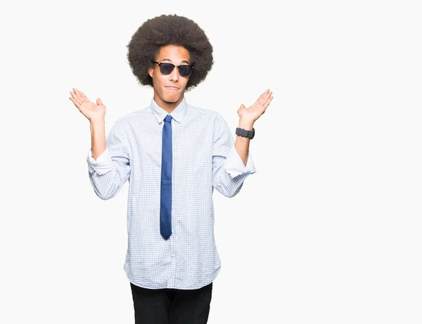 Jovem Homem Negócios Afro Americano Com Cabelo Afro Vestindo Óculos — Fotografia de Stock